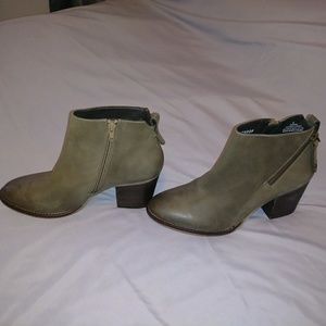 Blondo Waterproof booties distressed Taupe.